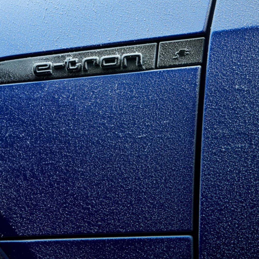 Audi Q8 e-tron med frost på ladeklap