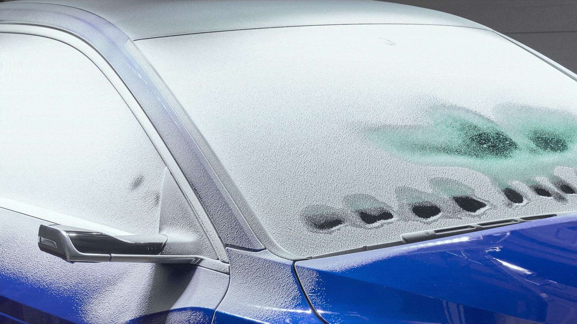 Audi Q8 e-tron med frost på ruden