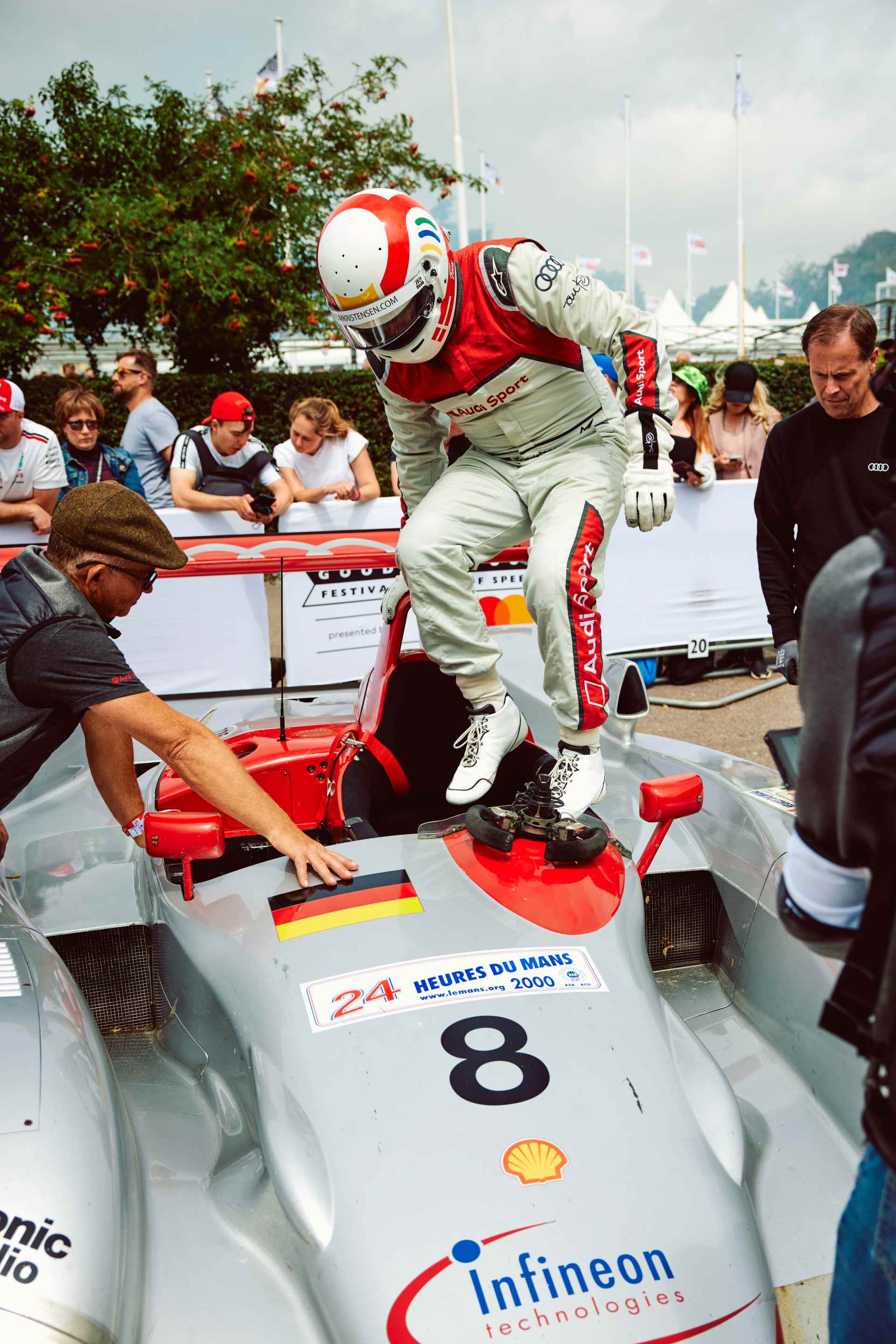 Tom Kristensen hopper ned i en Audi R8 LMP1 racer