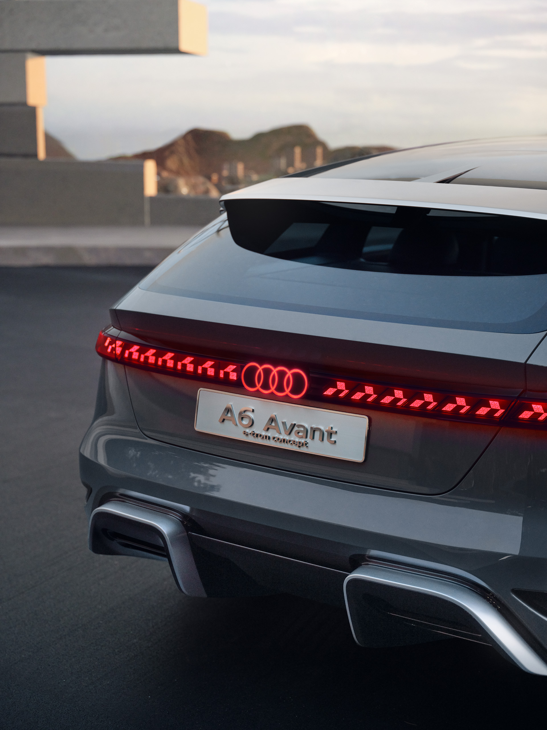 Audi A6 Avant e-tron concept med baglygte stripen.